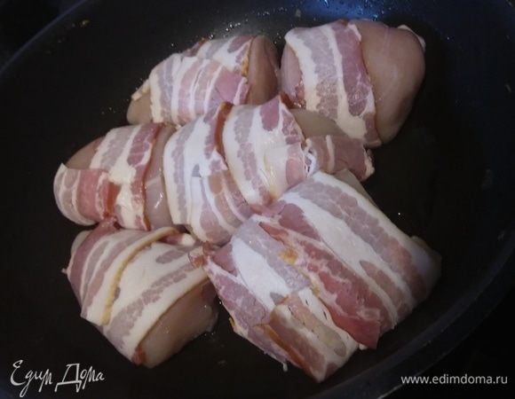 Куриное филе обмыть, обсушить и разрезать поперек на 2 части. Каждую обернуть беконом. 