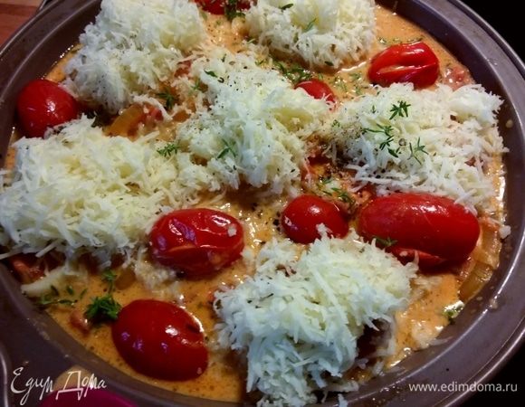 Посыпать сыром. Запекать 10 минут. 