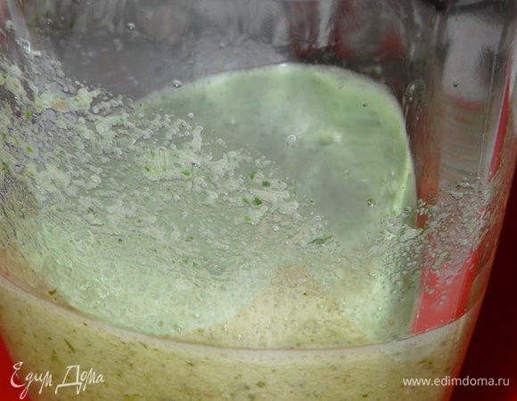 Далее, включив программу в блендере для смузи (это обычно 2 скорость), все перемешать в течение 20-25 секунд.
