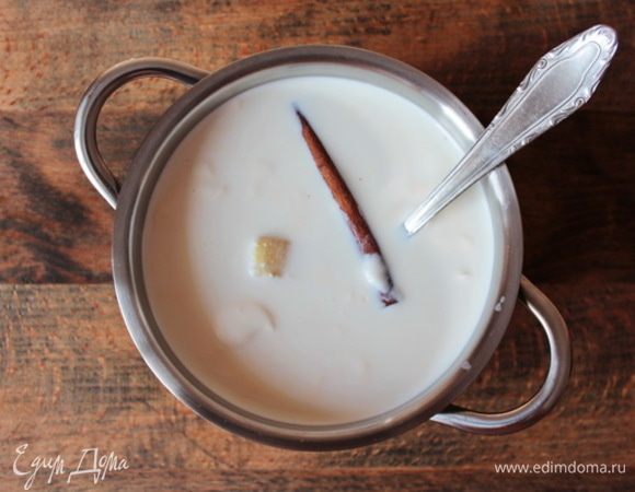 Сливки 10% нагреть с кусочком имбиря и палочкой корицы, довести до кипения, убрать с плиты, накрыть крышкой и дать настояться пряностями. Вместо сливок можно также использовать обычное молоко.