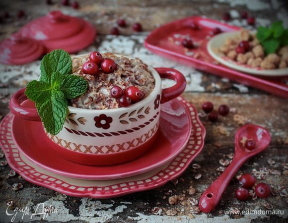 Сливочную кашу разложить по порциям, по желанию подавать с ягодами и свежей мятой.