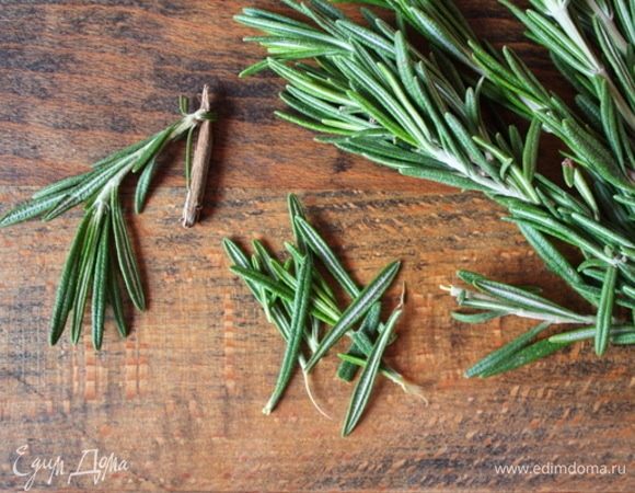 С веточек розмарина снять иголки, измельчить.