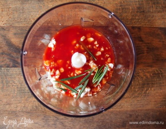 В чашу блендера влить домашний томатный сок, добавить обезжиренный творог, розмарин, кайенский перец и молотую паприку, посолить и взбить.