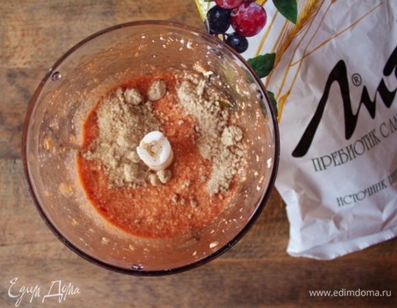 В белковый смузи всыпать хрустящие отруби «Лито» Пребиотик», снова взбить.