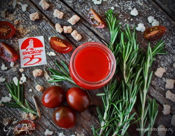 Разлить белковый смузи в стаканы, по желанию украсить веточкой розмарина. Подавать немедленно.