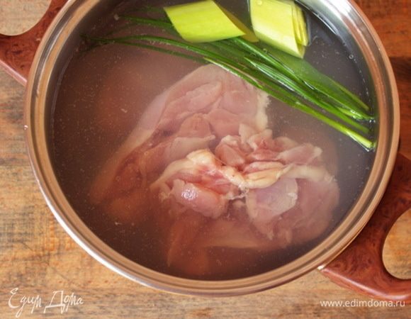 Куриные бедра без костей и кожи залить холодной водой, добавить имбирь, шнитт-лук и небольшой кусочек зеленой части порея. Сварить прозрачный бульон, готовый процедить.
