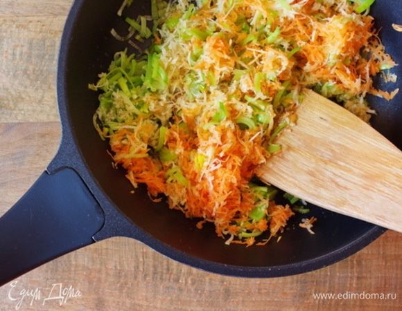 Пастернак и морковь натереть на средней терке, оставшийся порей мелко нашинковать, припустить овощи в небольшом количестве растительного масла.