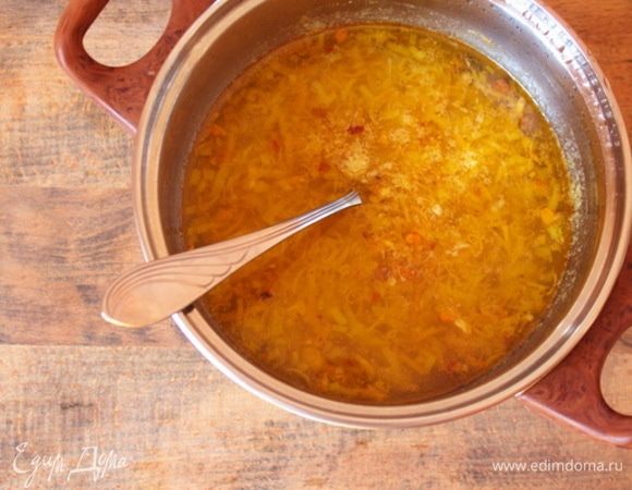 Готовый бульон заправить пассерованными овощами, варить на умеренном огне до мягкости.