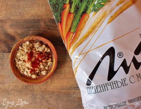 Хрустящие морковные отруби «Лито» размять руками, смешать с молотой паприкой.