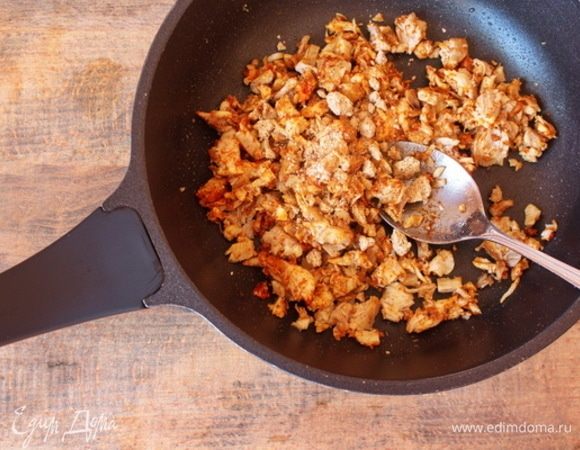 В отдельной сковороде обжарить филе куриных бедер, добавить отруби с паприкой и рубленый чеснок. Степень обжарки выбрать по вкусу: от мягких до хрустящих гренок.