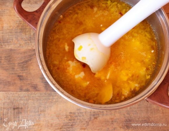 Сербскую брынзу добавить в бульон с овощами, пюрировать суп погружным блендером. Вернуть на плиту, прогреть, выровнять на соль и приправить черным молотым перцем.