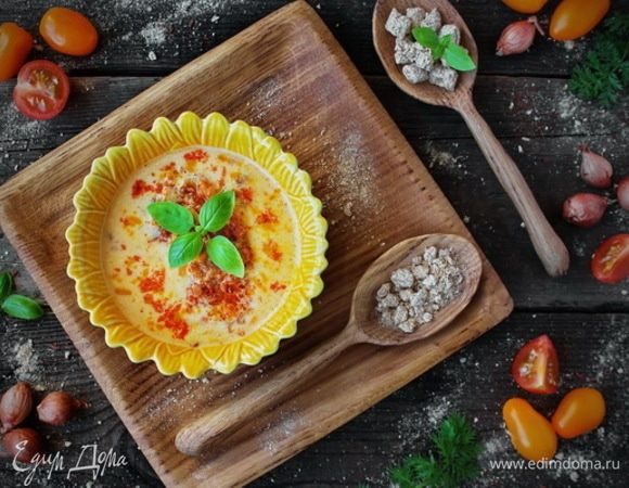 Готовый сырный суп разлить по тарелкам, гарнировать обжаренной курицей с морковными отрубями «Лито», подавать горячим с веточкой свежей зелени.