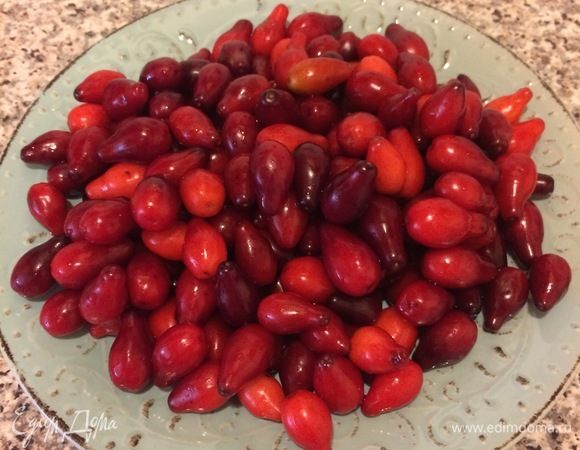 Кизил перебрать и промыть.