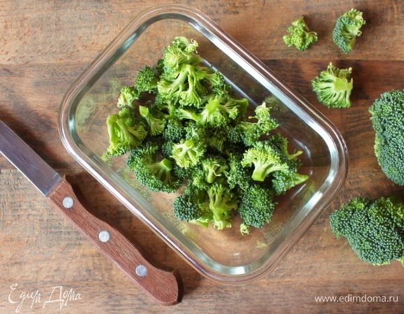 Брокколи разделить на мелкие соцветия.
