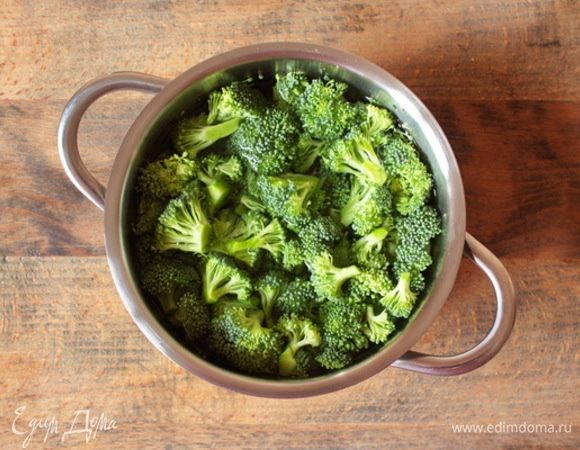 Залить брокколи горячей водой, довести до кипения и сбланшировать до мягкости, но не более 7-10 минут. В конце варки посолить.