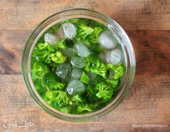 Готовую брокколи шоково погрузить в ледяную воду, чтобы она не потеряла сочность цвета. Если вы планируете готовить брокколи для завтрака, то это можно сделать с вечера и подготовленную охлажденную брокколи убрать в холодильник.