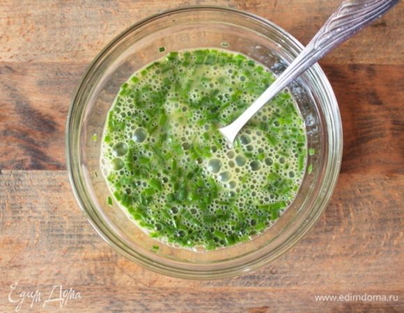 Шнитт-лук мелко нарезать. Яйца взбить вилкой до полного соединения желтков и белков, посолить, смешать с зеленым луком.