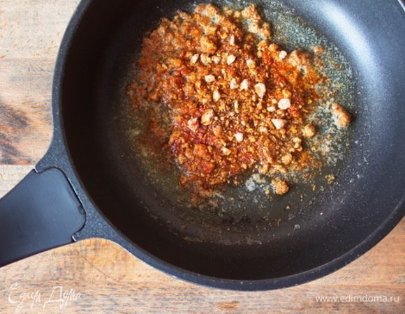 В сковороде растопить сливочное масло, добавить отруби, приправить молотой паприкой и чесноком, перемешать. Следить за температурой: масло должно плавиться, а не гореть!