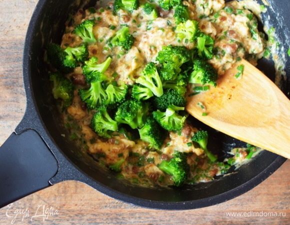 Добавить в скрамбл соцветия брокколи, прогреть, при необходимости выровнять на соль.