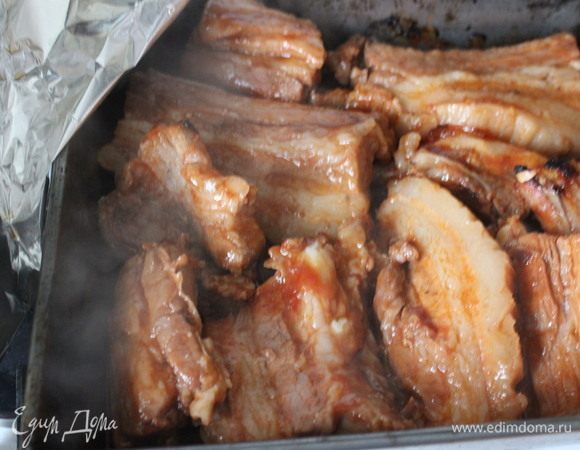 Выложить ребрышки на противень или форму с бортиками. Накрыть фольгой.
Запекать при температуре 180°С 1 час, затем снять фольгу, перевернуть ребрышки.