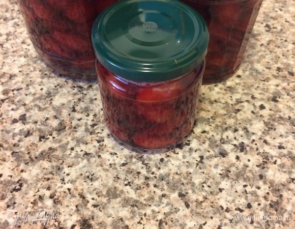 Готовое варенье разлейте по стерилизованным банкам и сразу закройте крышкой.