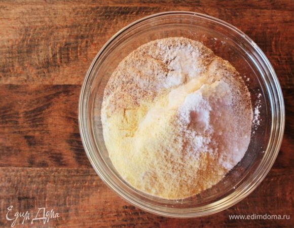 Рисовую муку просеять, смешать с молотыми ржаными отрубями «Лито», добавить соль, разрыхлитель теста, соду и сахарную пудру.