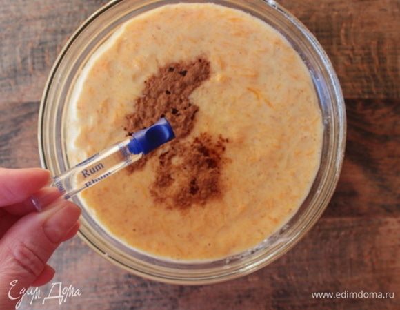 Соединить муку с отрубями, тыкву и взбитое яйцо, добавить растительное масло, приправить блинное тесто корицей и (по желанию) ромовым ароматизатором. Если такового под рукой нет, очень хорошо сюда впишется сахар с натуральной ванилью. Дать тесту «отдохнуть» 7-10 минут.