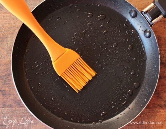 Блинную сковороду единожды перед выпечкой по диаметру смазать растительным маслом, хорошо прогреть.