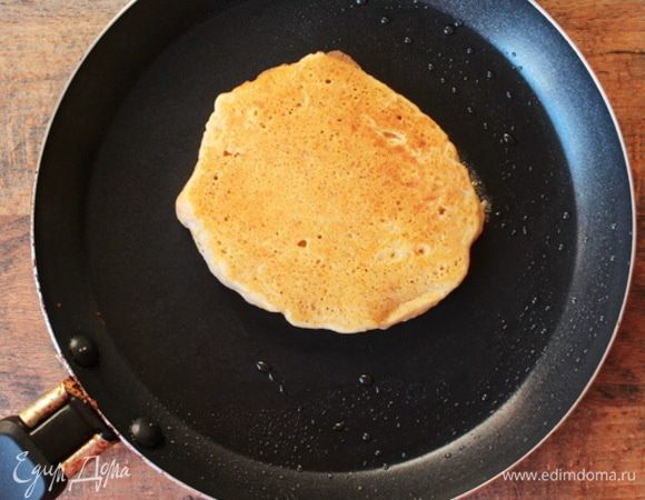 Жарить тыквенные блинчики, калибруя десертной ложкой, с двух сторон до легкого румянца.