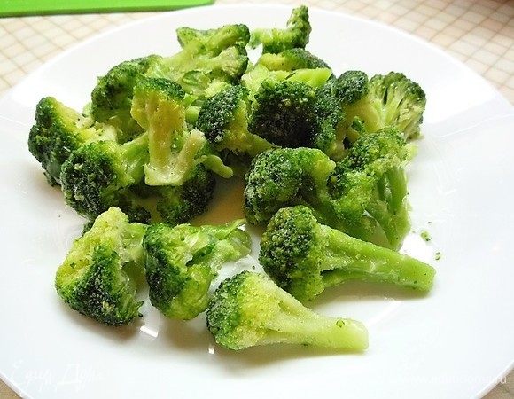 Брокколи разбираем на небольшие кусочки.