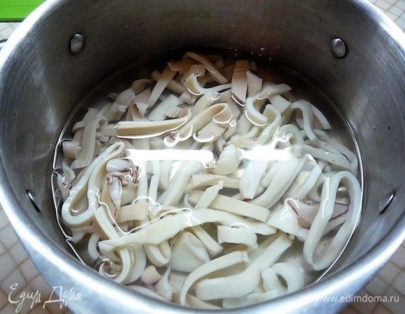 В горячий бульон опускаем кальмары, доводим до кипения.