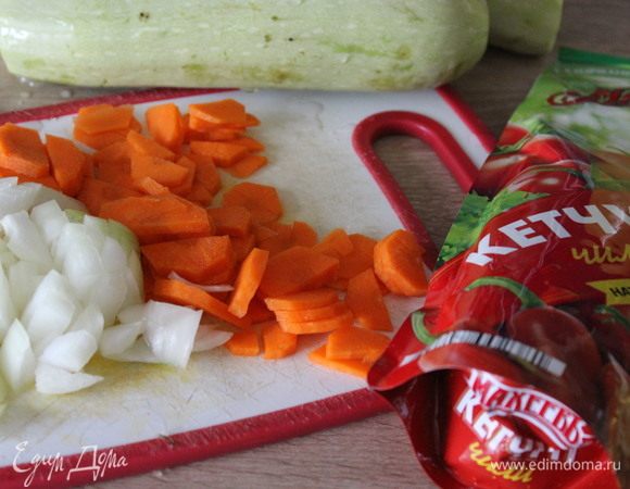 Овощи очистить. С молодых кабачков кожицу можно не срезать.
Лук нарезать кубиками, морковь половинками кружков.