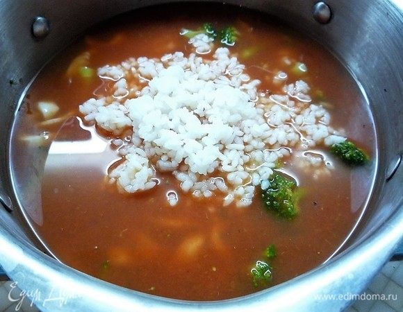 Добавляем томатный сок и рис. Все хорошо перемешиваем и даем закипеть.