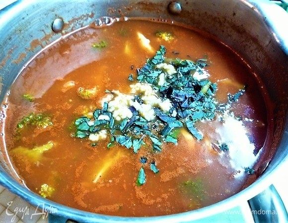 Солим, перчим по вкусу, добавляем мелко нарезанную зелень, базилик и измельченный чеснок. Перемешиваем, снимаем с огня, накрываем крышкой и даем настояться 5-10 минут.