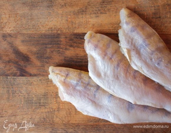 Филе судака бережно разморозить за ночь на нижней полке холодильника, разделать небольшими брусочками.