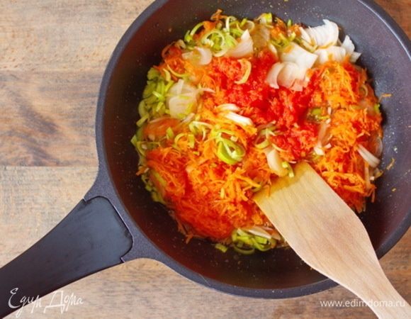 Оба вида лука порубить, морковь натереть на терке, болгарский перец освободить от мембран и семян, с внутренней стороны натереть на терке, шкурки удалить. Припустить овощи до состояния al dente в небольшом количестве растительного масла.