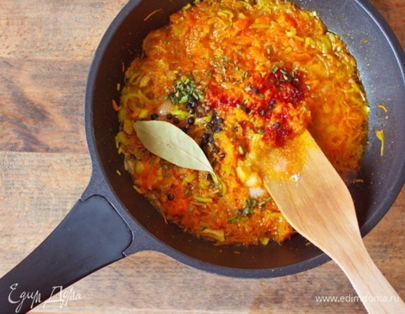 В пассерованные овощи влить уксус и полстакана воды, добавить соль, сахар, все пряности и лимонную цедру. Тушить на медленном огне, пока соусные овощи не станут мягкими. В конце приправить рубленым чили и чесноком.