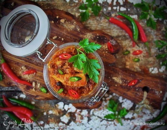 Уложить эскабече из судака в стеклянную герметичную посуду, чередуя слой рыбы и соуса. До подачи выдержать в холодильнике не менее 8 часов.