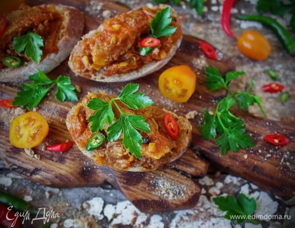 Готовое эскабече из судака украсить свежей петрушкой и подавать на кусочках багета.