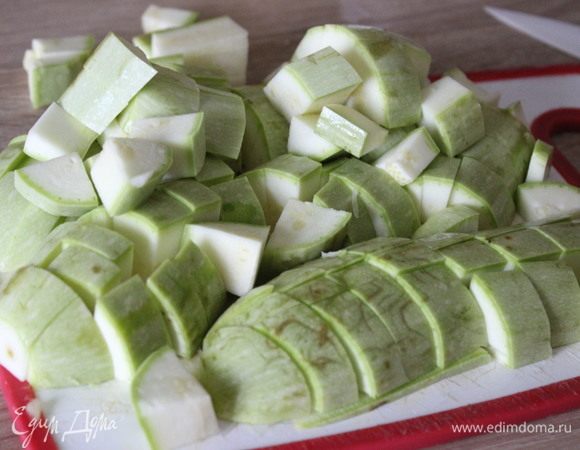Кабачки порезать кубиками.
