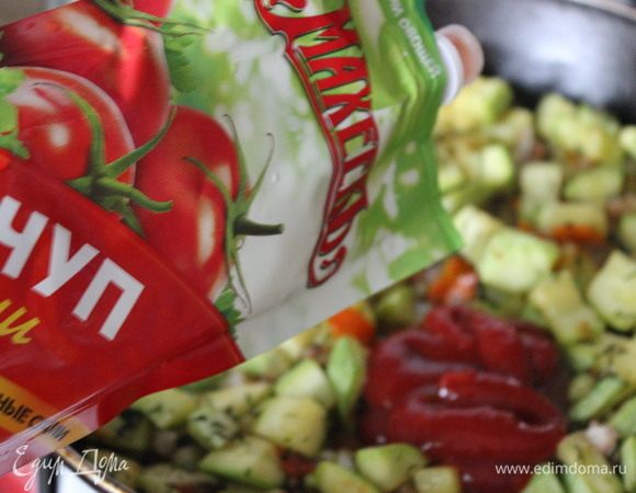 Затем — кетчуп чили ТМ «МахеевЪ». Посолить по вкусу.