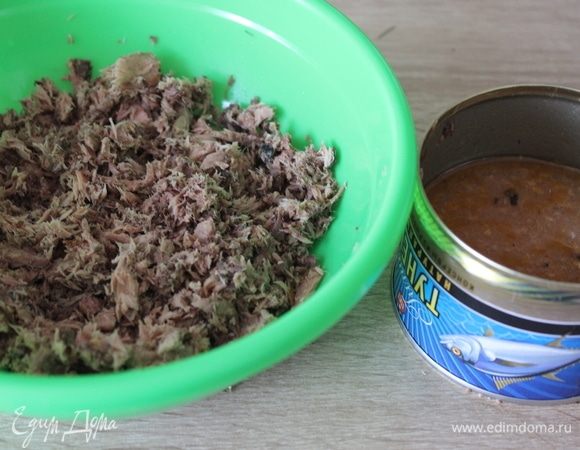 С консервов слить жидкость. Удалить косточки. Размять рыбу вилкой.