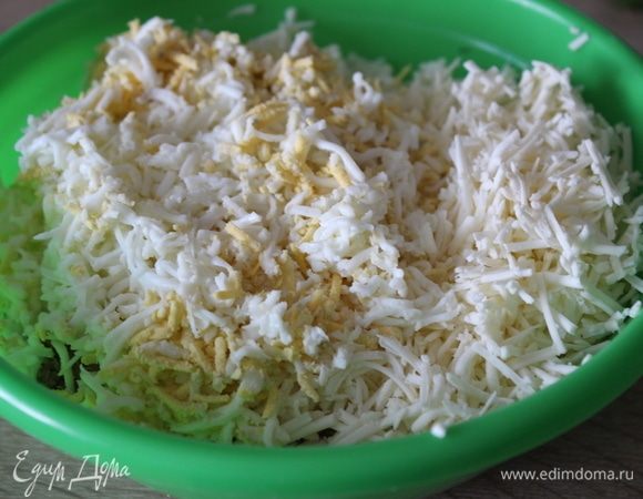 Сырки и вареные яйца потереть на средней терке.