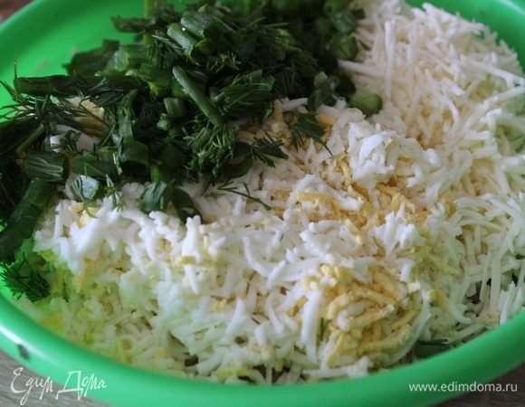 Добавить мелко порезанные укроп и зеленый лук. Немного зелени оставить на оформление.