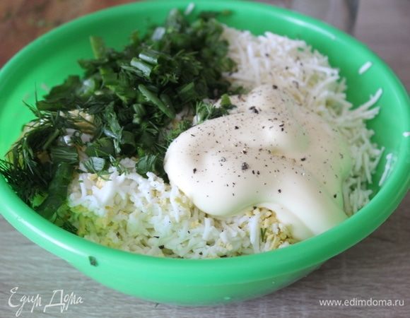 Добавить чесночный майонез ТМ «МахеевЪ», поперчить.