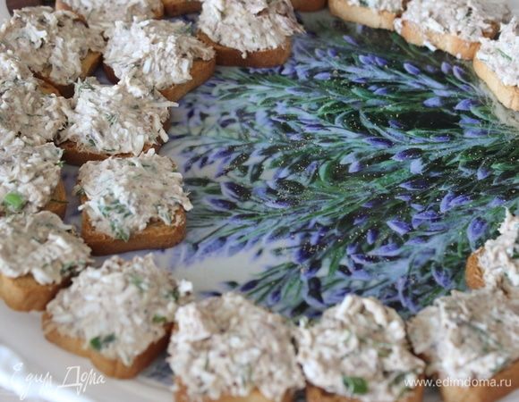 Полученную массу намазать на пшеничные мини-гренки.