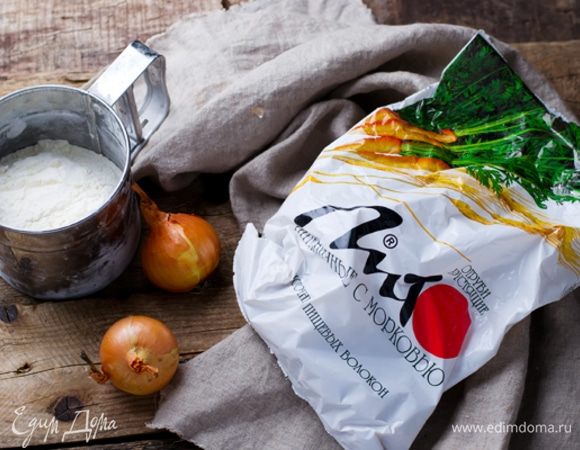 Лук очистить, мелко порезать и обжарить до золотисто-коричневого цвета на масле. Остудить. Можно использовать сушеный лук. Хрустящие морковные отруби «Лито» измельчить в муку. Просеять муку в миску, смешать с отрубями и солью. 
