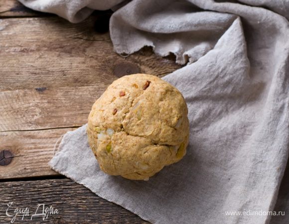 Тщательно вымесить тесто, не менее 5 минут. Накрыть тесто и поставить в теплое место на 2 часа.