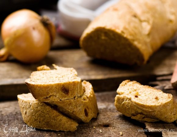 Положить на смазанный маслом противень, накрыть тканевым полотенцем и дать подойти еще 2 часа. Нагреть духовку до 210°С. На багете сделать несколько поперечных косых надрезов и слегка сбрызнуть его водой. Выпекать около 35 минут.
