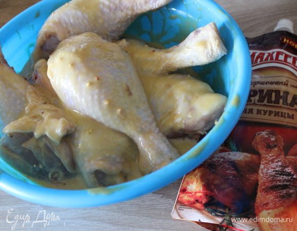 Куриные голени сложить в миску, добавить половину упаковки горчичного маринада ТМ «МахеевЪ» для курицы. Оставить мариноваться на 30 минут.